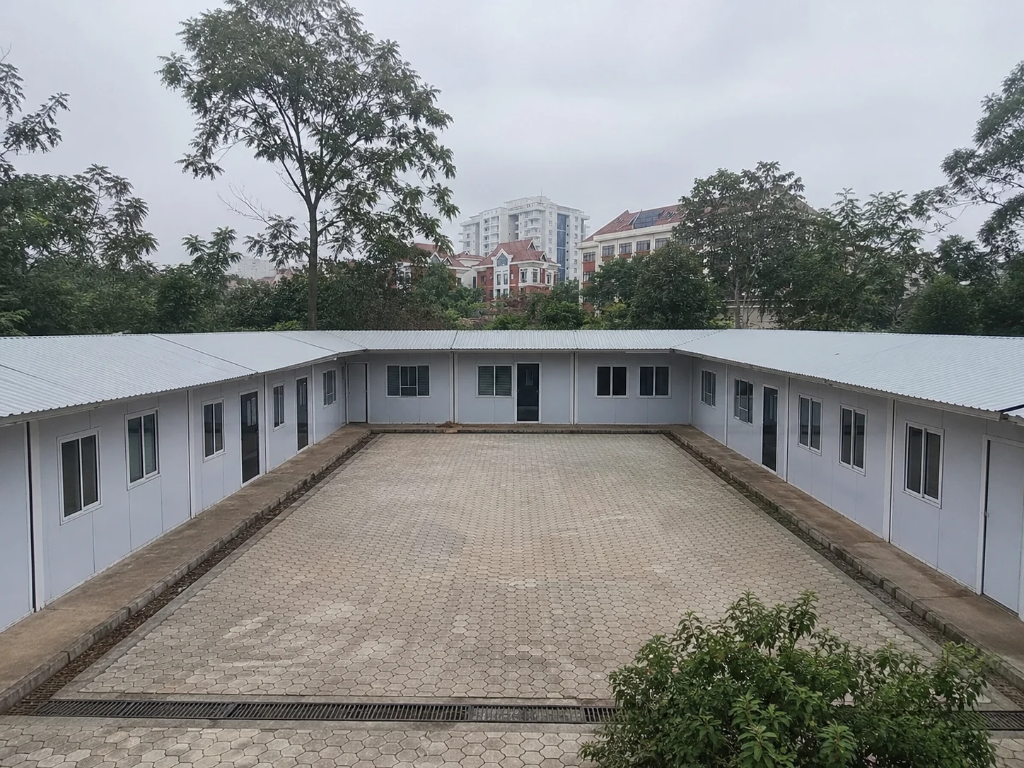 Modular classroom complex with central courtyard