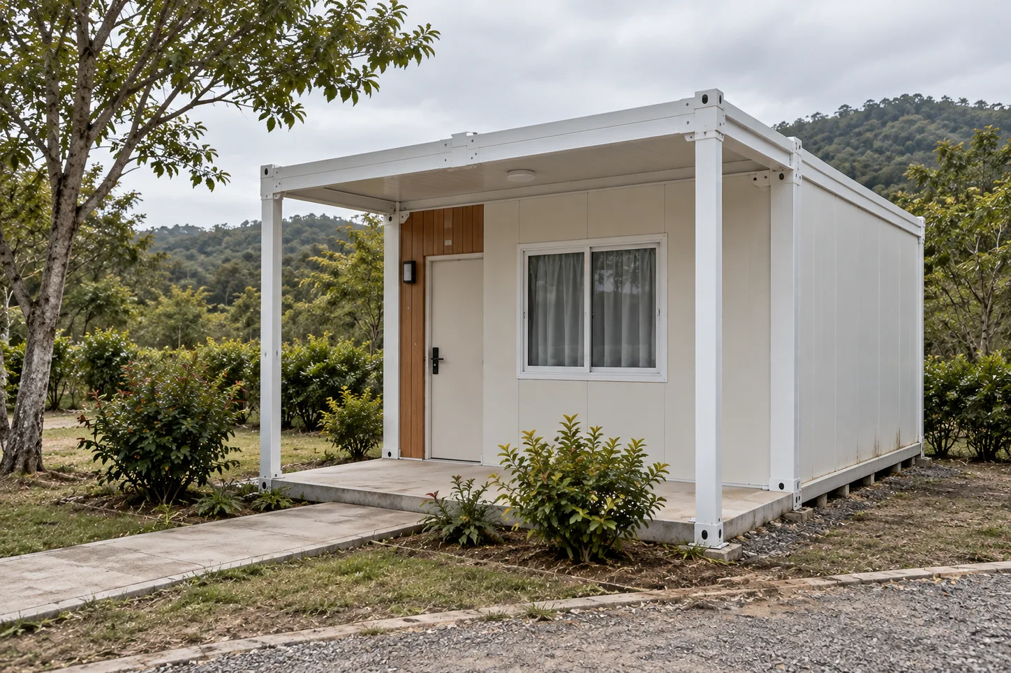 Single modular guestroom building concept with a covered entrance
