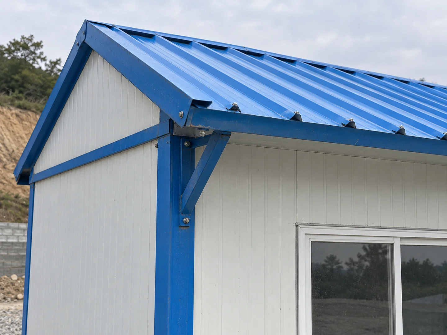Illustrative roof and wall enclosure detail for a K-type building