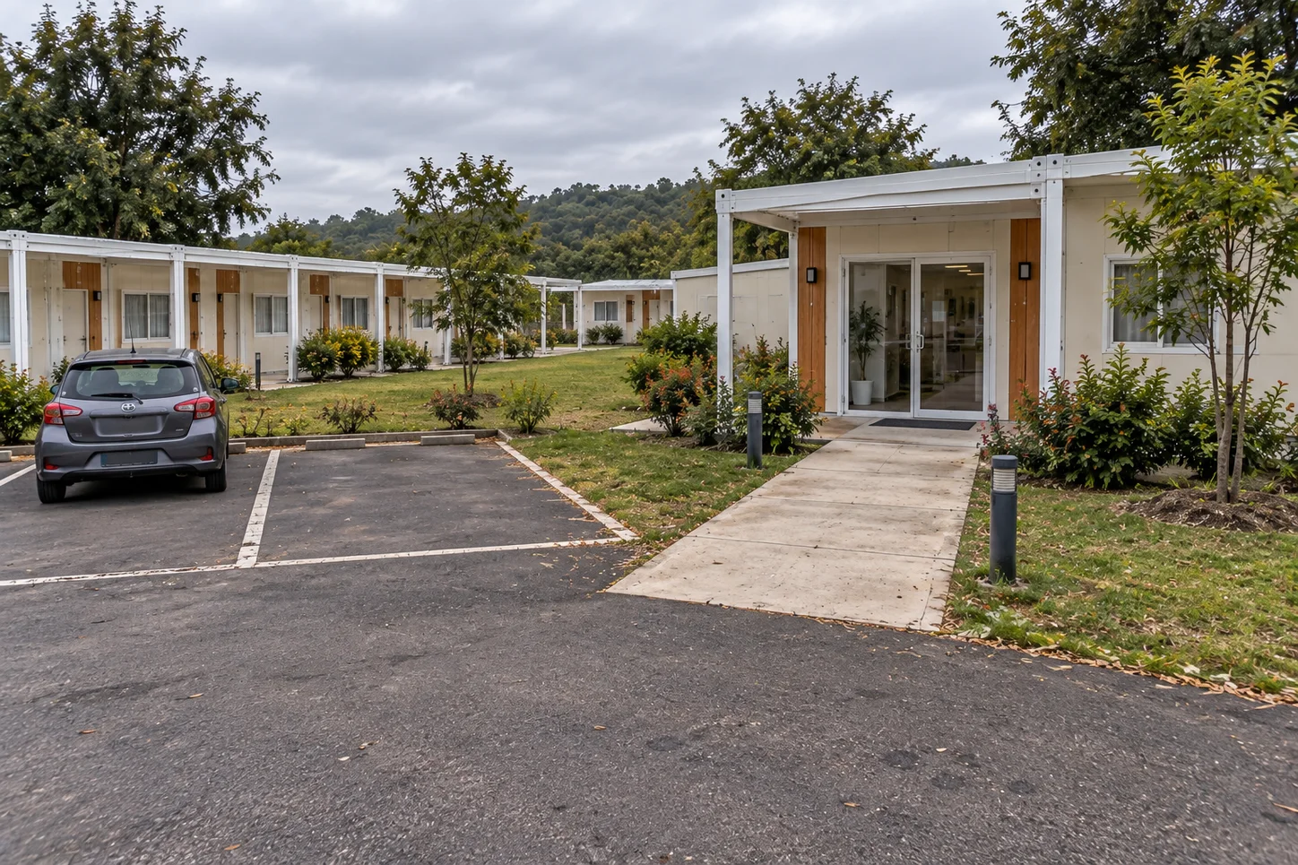Modular hotel arrival area with parking and a separate pedestrian path