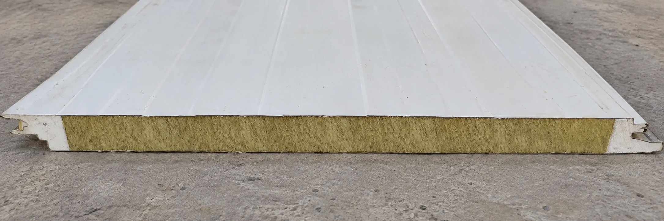 Reference sandwich panel sample with a fibrous core and shaped edge