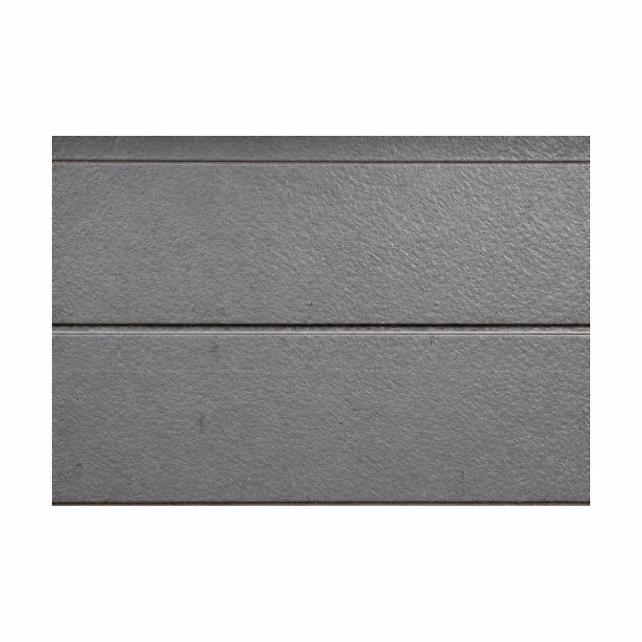 Referência do material: Amostra com acabamento em relevo cinza e ranhura central horizontal.