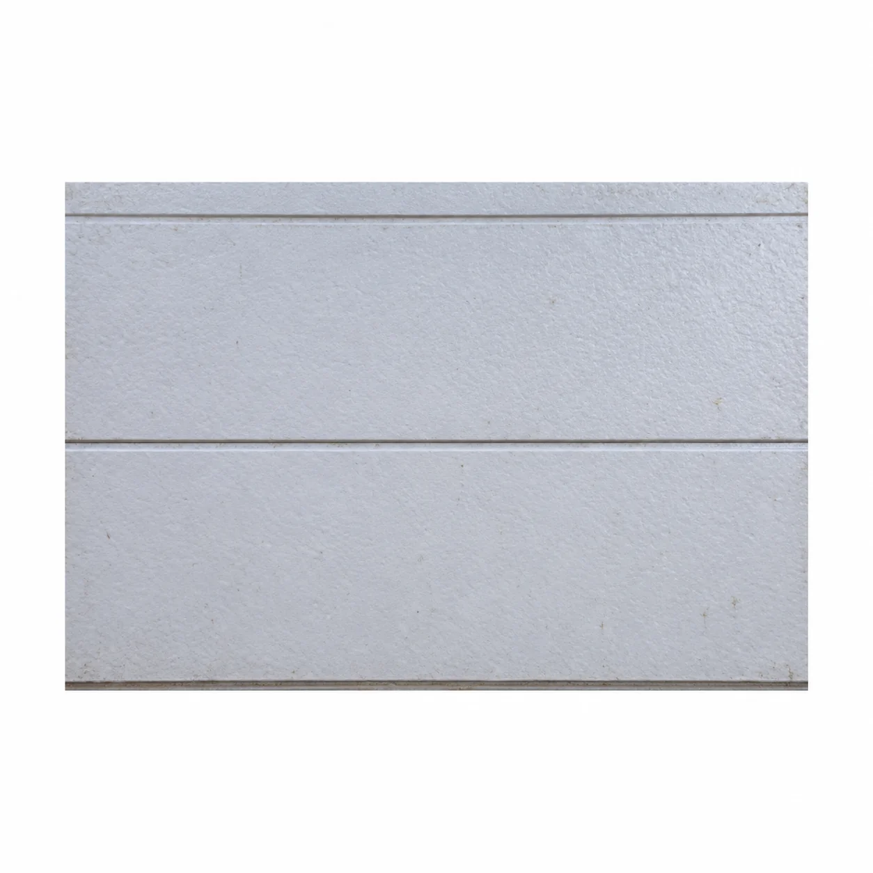 Referência do material: Amostra com acabamento em relevo branco e ranhura central horizontal.