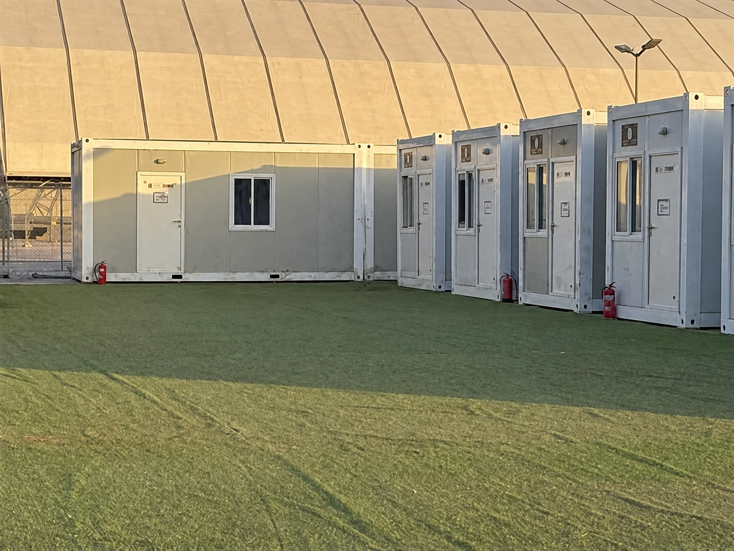 Installation modulaire connectée avec cabines individuelles adjacentes