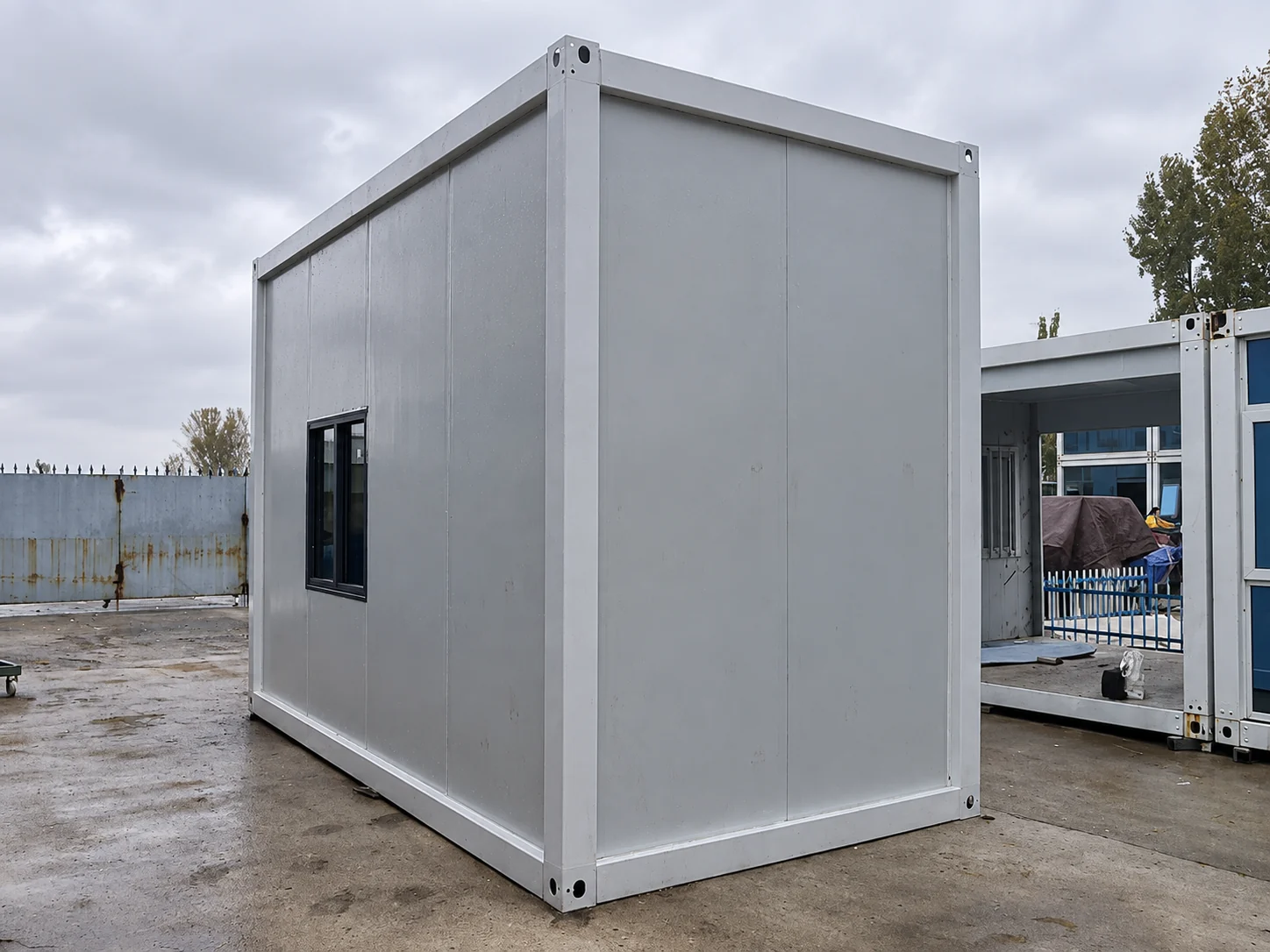 Exterior del módulo de servicio compacto blanco con una ventana.
