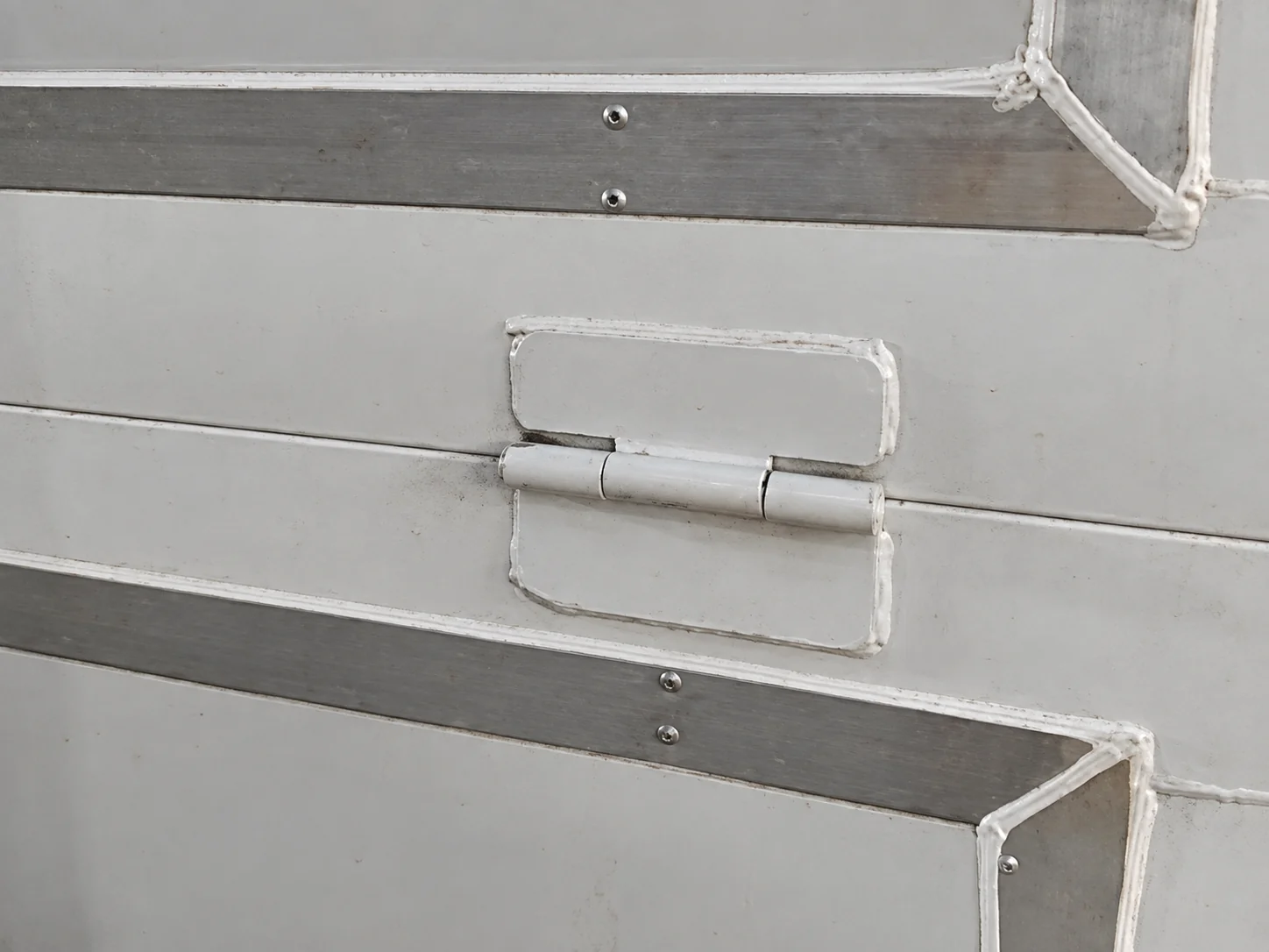 Gros plan sur la charnière d'un module pliable