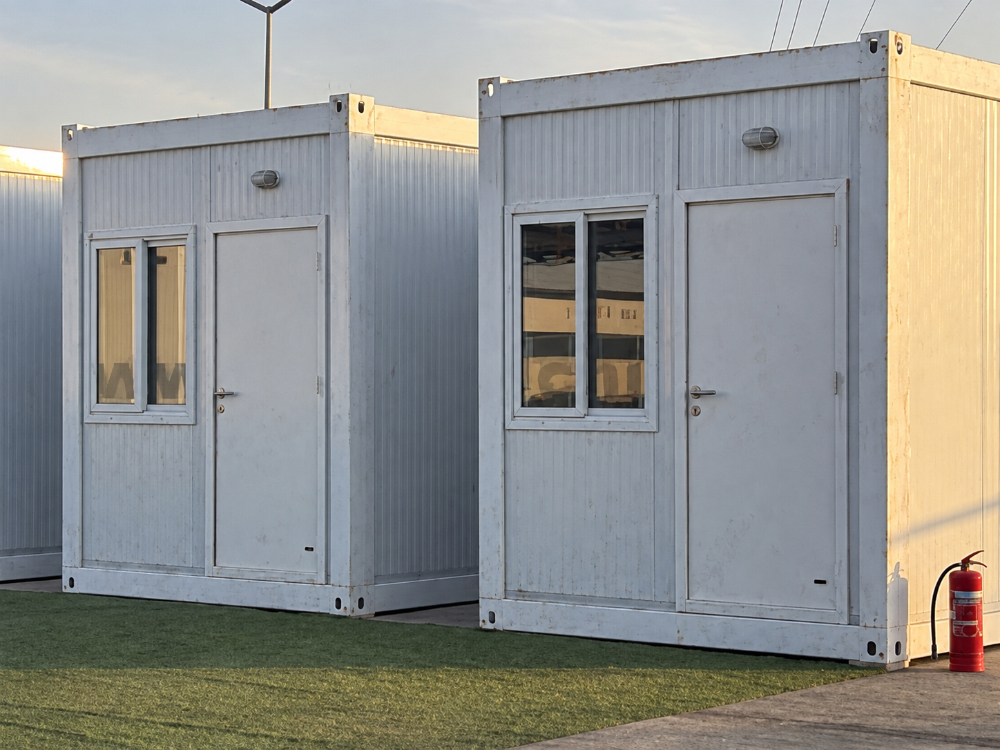 Deux cabines individuelles avec portes et fenêtres