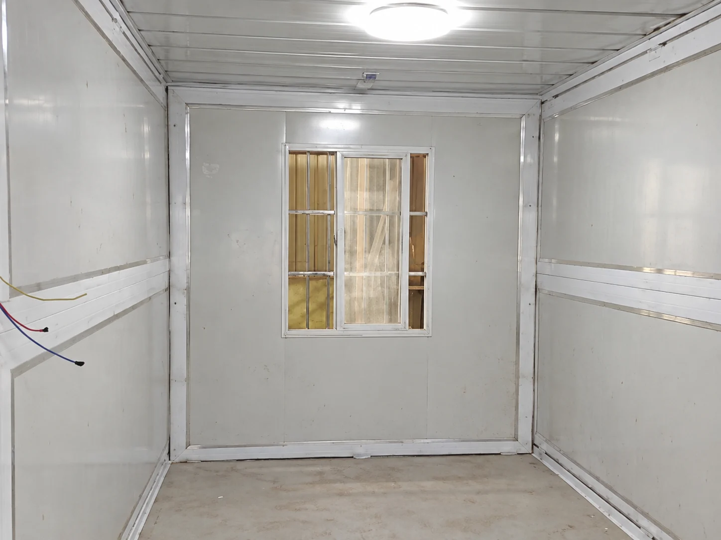 Intérieur blanc d'un module pliable avec fenêtre