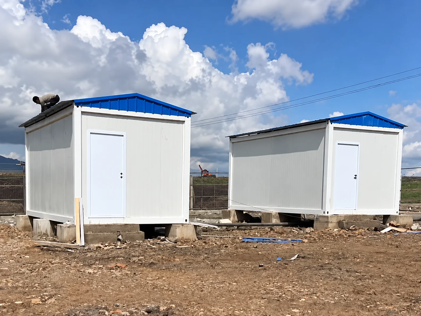 Portfólio de referência mostrando módulos compactos brancos com acabamento azul no telhado e suportes elevados.