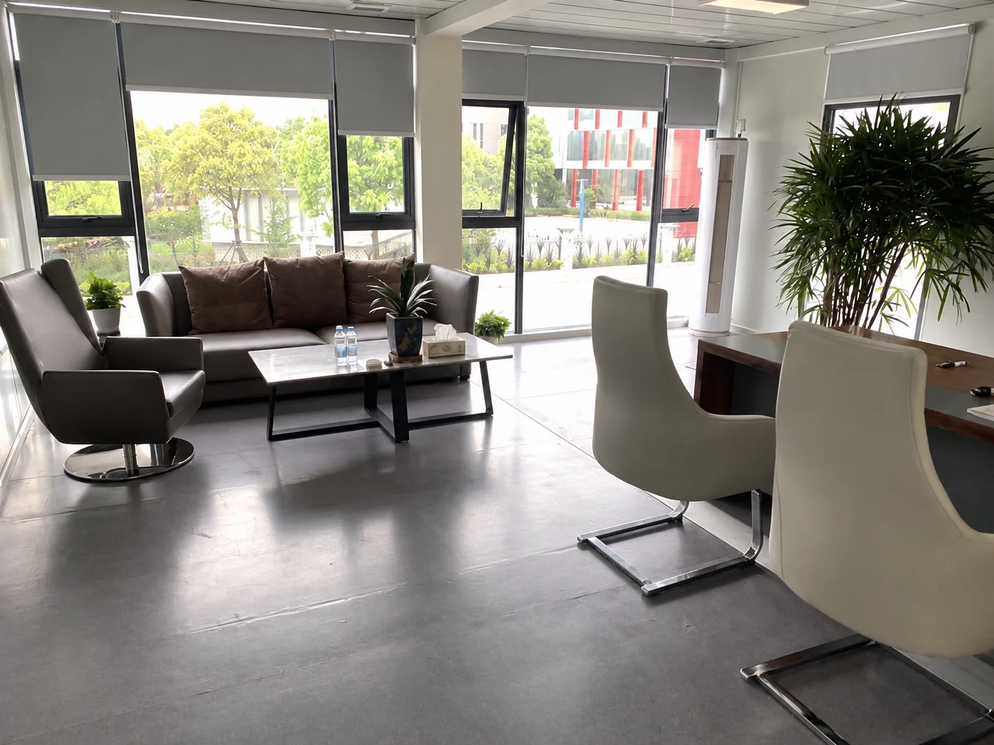 Photo de référence d'un salon avec un canapé, des fauteuils et une table basse centrale.