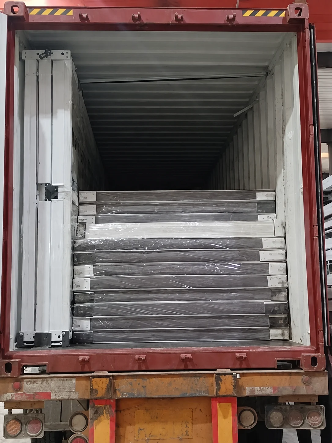 Intérieur de conteneur maritime contenant des unités modulaires pliées