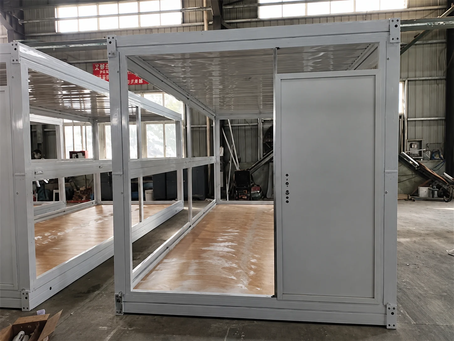 Cadre modulaire pliable partiellement fermé à l'intérieur d'un atelier de production