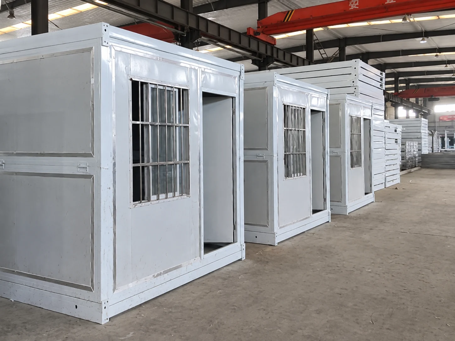 Rangée de modules pliables blancs sur le sol de l’atelier de production