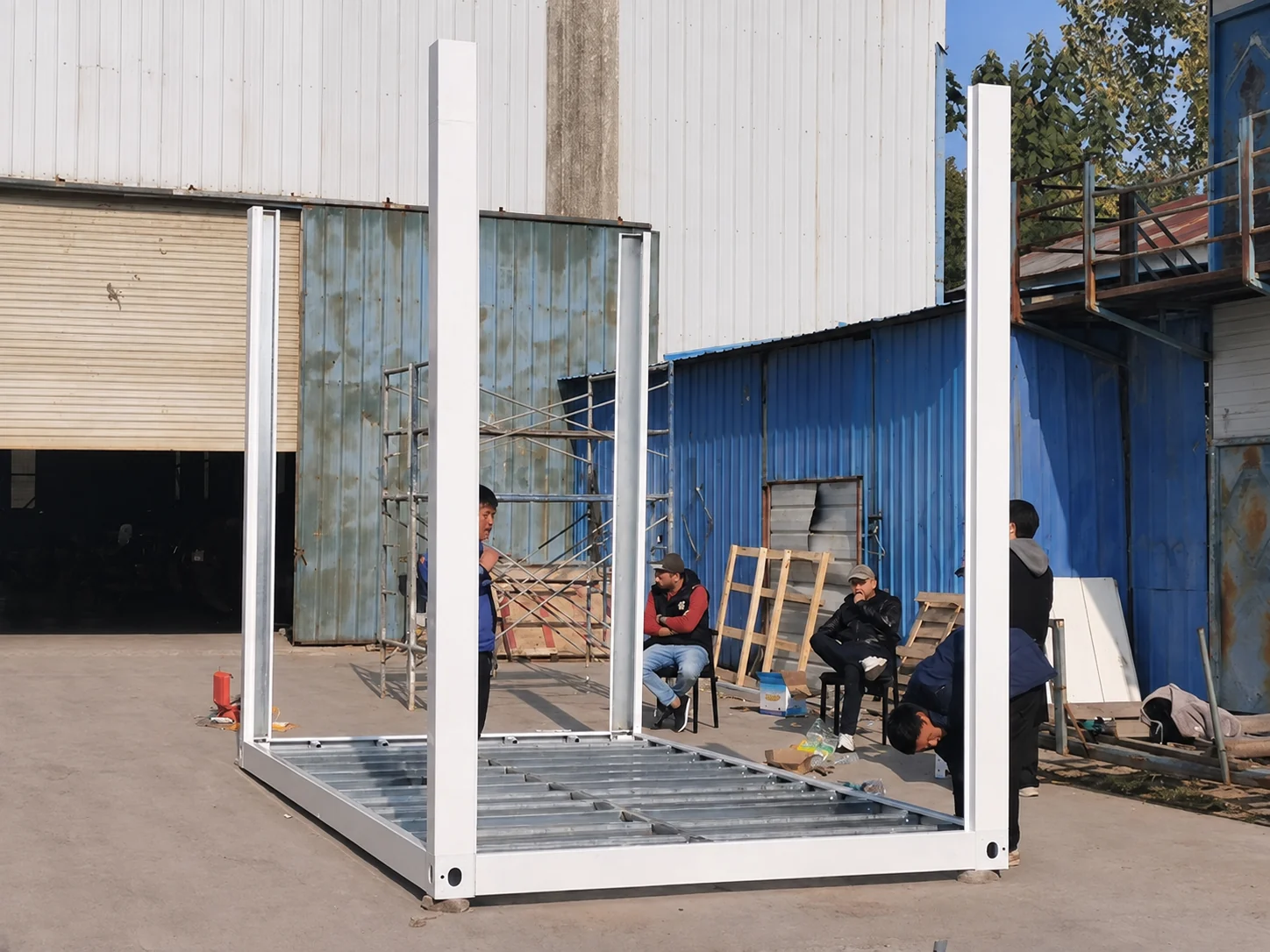 Estructura blanca de un módulo de servicio compacto que se está ensamblando en un patio de producción.