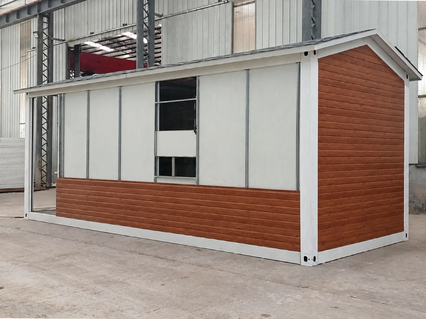 Imagem de referência de oficina mostrando revestimento horizontal parcialmente instalado em uma cabine modular.