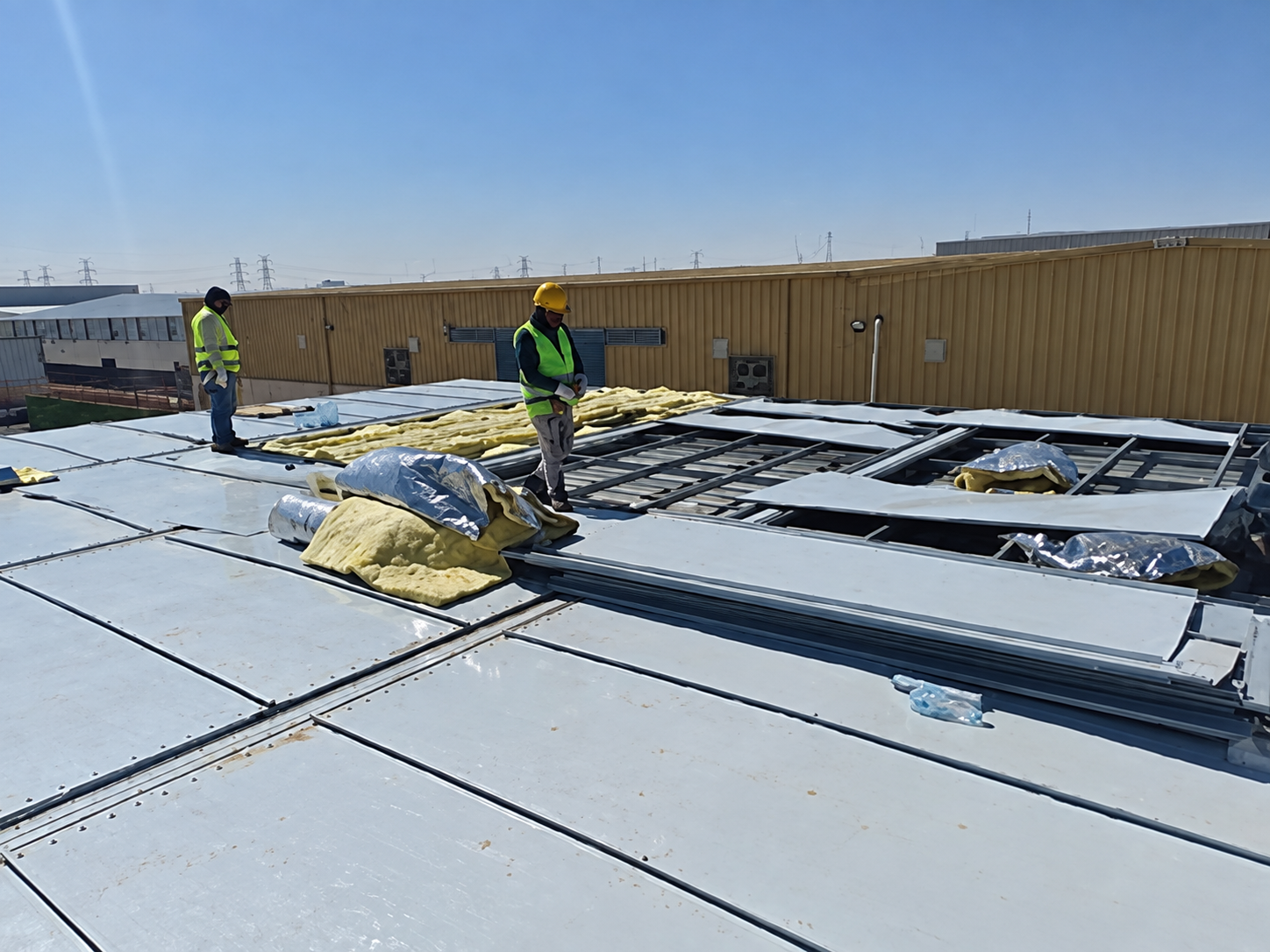 Instalação de painéis de cobertura no canteiro de obras do escritório modular em Riade.