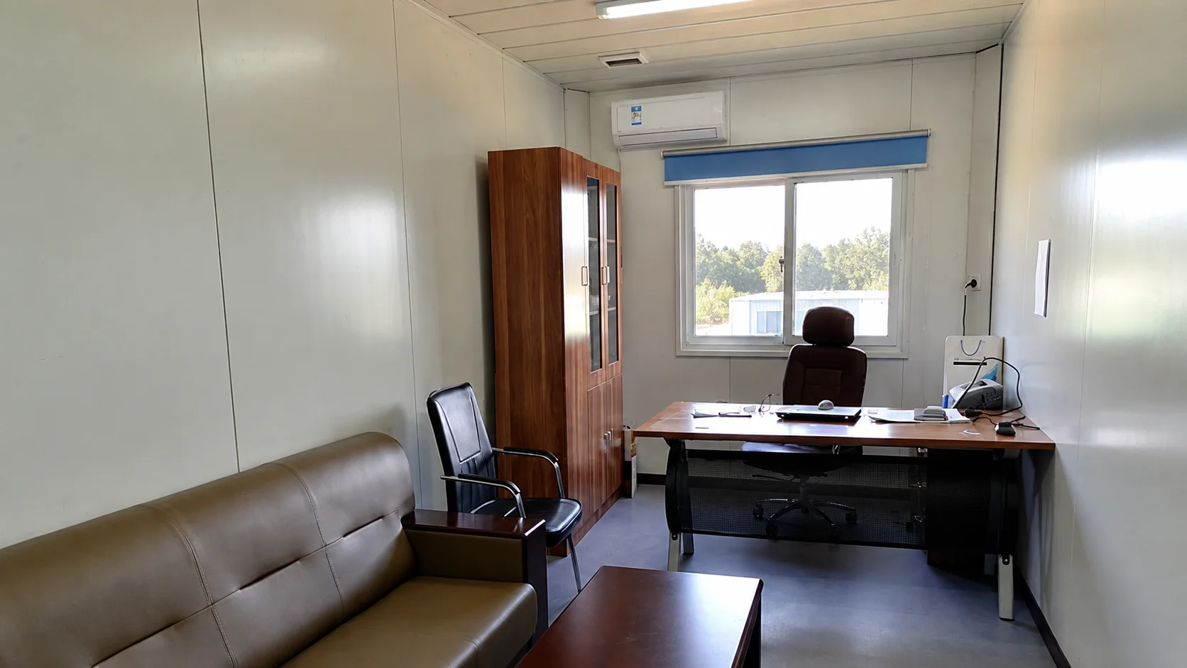 Referenz-Privatbüro mit Schreibtisch, Aufbewahrungsmöbeln und Sofa.