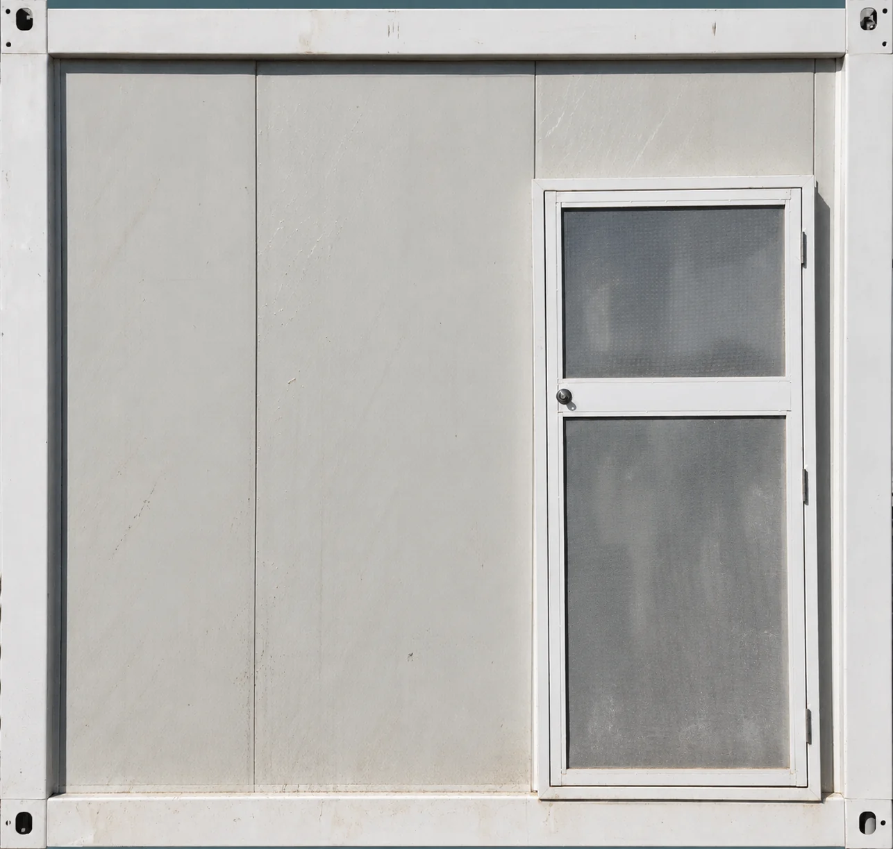 Vue de face d'un mur modulaire blanc équipé d'une porte vitrée translucide à deux vantaux. Référence du composant.