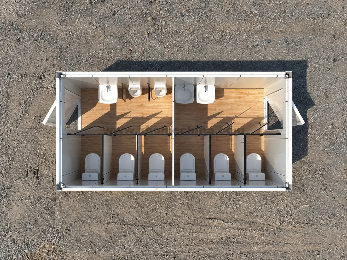 تصميم مرجعي لتخطيط دورة مياه معيارية تتضمن كبائن مراحيض ومباول وأحواض غسل اليدين.