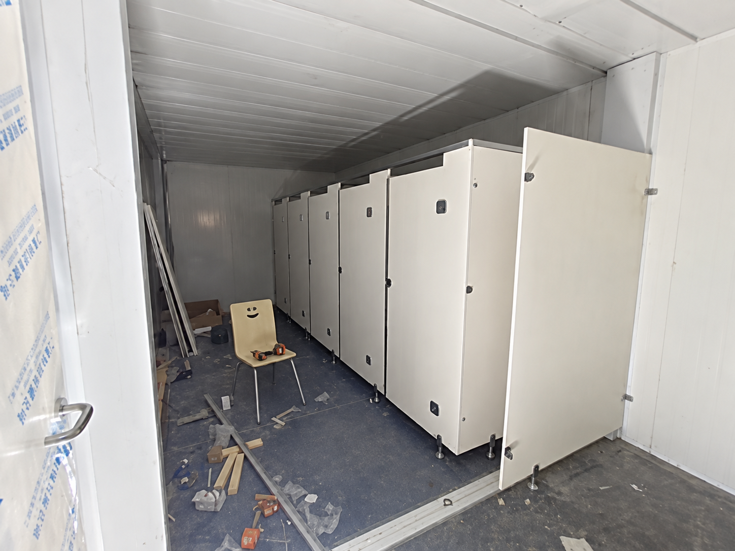 Cabines sanitárias no escritório modular de Riade durante a instalação.