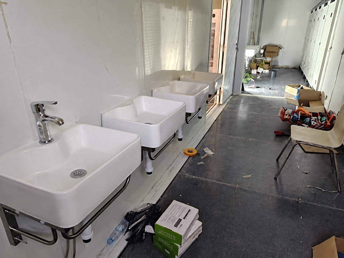Lavatórios sendo instalados no banheiro do escritório modular em Riad.