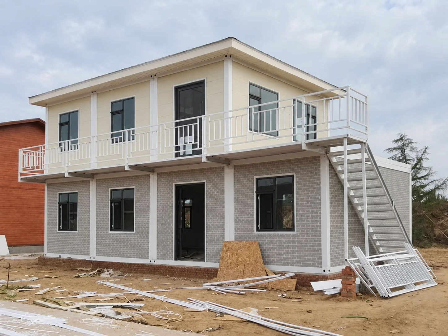 Edifício modular de dois andares com revestimento superior claro e fachada inferior com padrão de tijolos no projeto da Tailândia